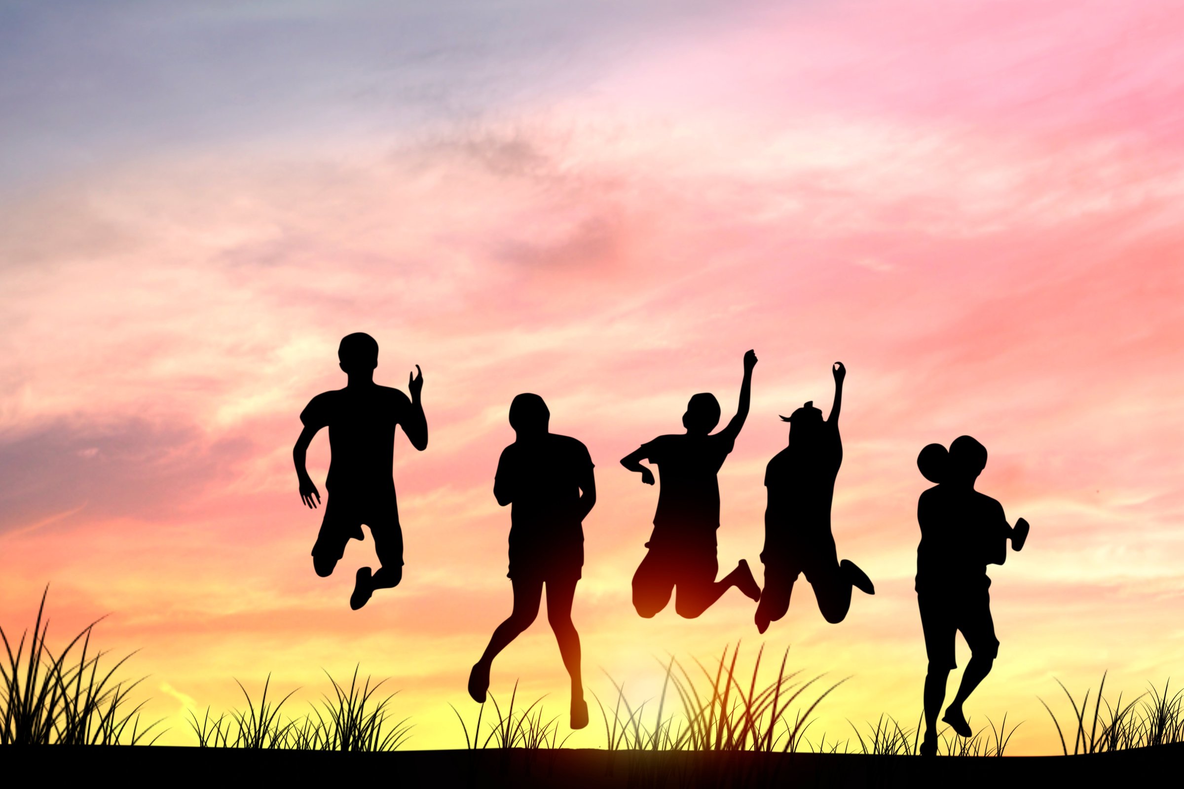 gruppo di persone che saltano al tramonto per la felicità, il successo e la celebrazione