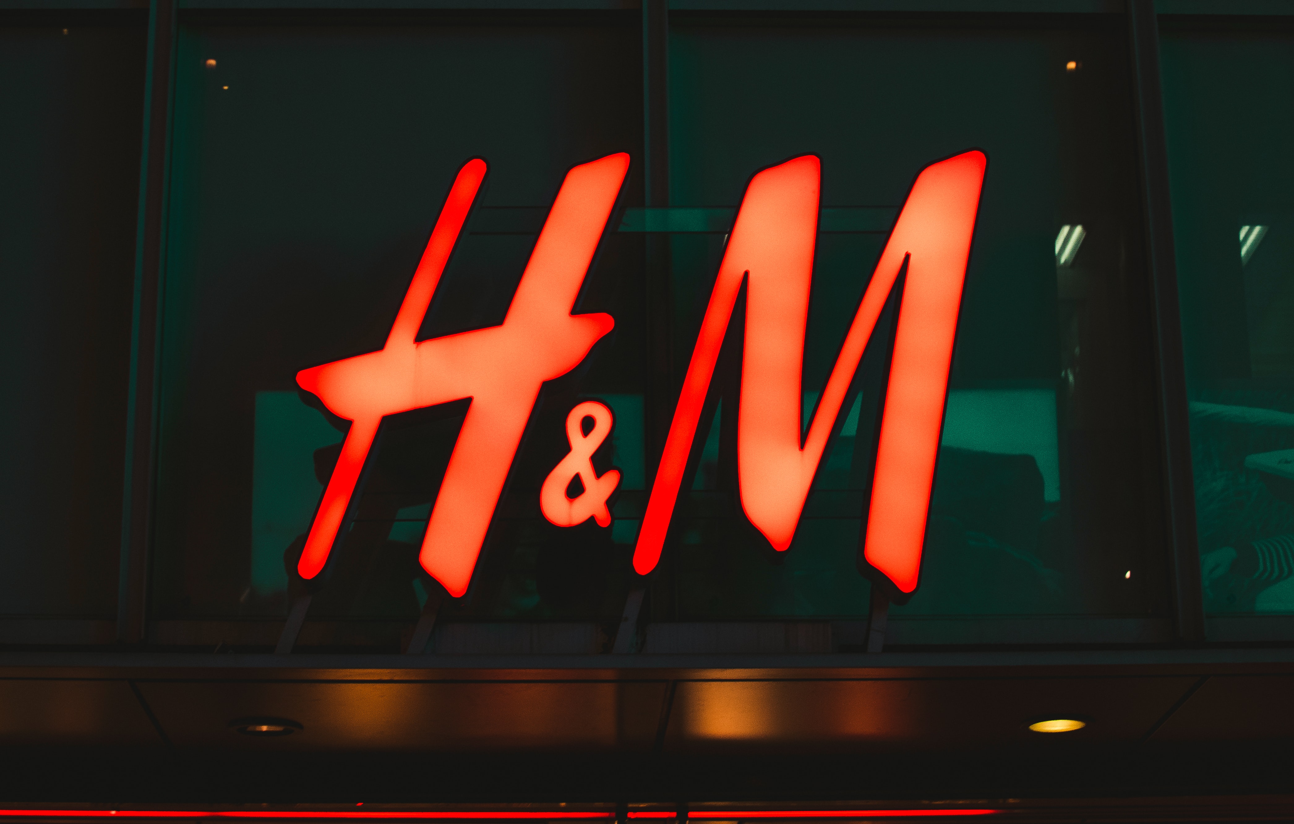Insegna neon di H&M